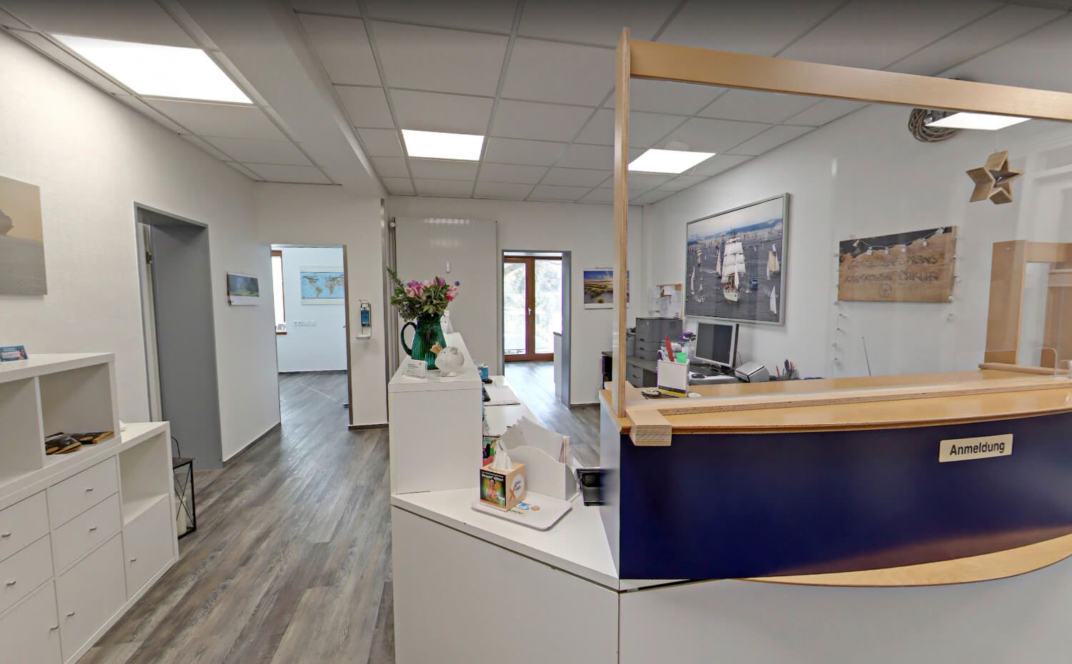 Empfangsbereich der hausärztlichen Gemeinschaftspraxis Kramkowski + Miklik in Kiel Friedrichsort